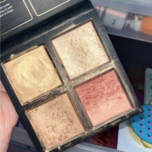 Huda beauty 3D highlighter pallete